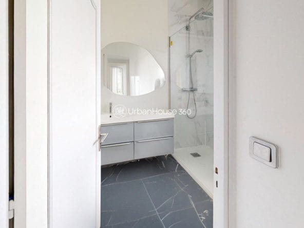 AU-COEUR-DE-GRATENTOUR-Bathroom-Defurnished