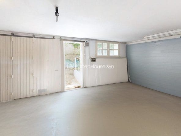 AU-COEUR-DE-GRATENTOUR-Garage-Defurnished