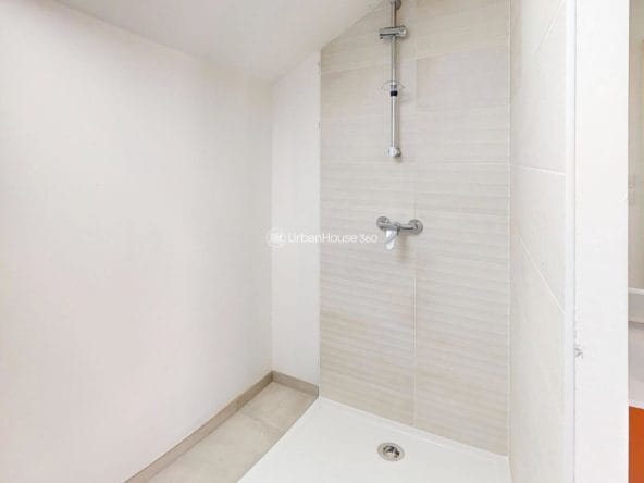 T4-Arzac-Rooftop-Bathroom-Defurnished 1