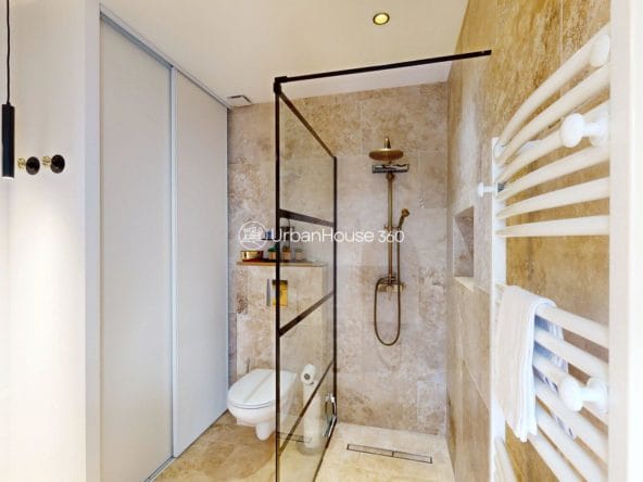 Longere-Toulousaine-suitedoucheface