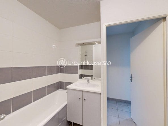T3-Lumineux-double-terrasse-Gare-St-Martin-du-Touch-4714