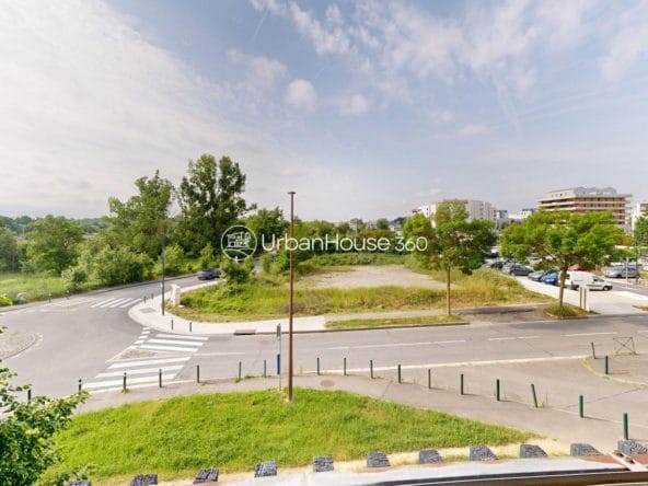 T3-Lumineux-double-terrasse-Gare-St-Martin-du-Touch-Balcony