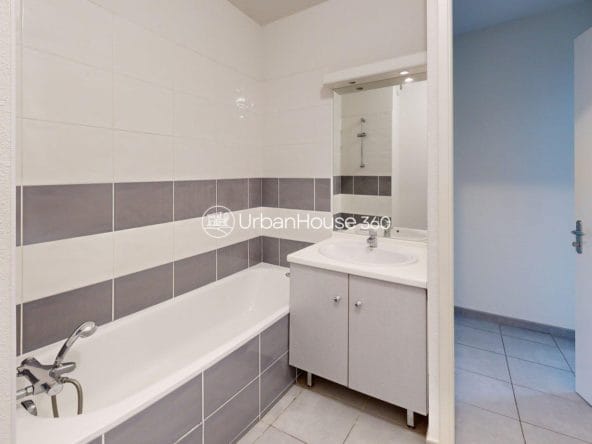 T3-Lumineux-double-terrasse-Gare-St-Martin-du-Touch-Bathroom 1