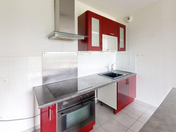 T3-Lumineux-double-terrasse-Gare-St-Martin-du-Touch-Kitchen 1