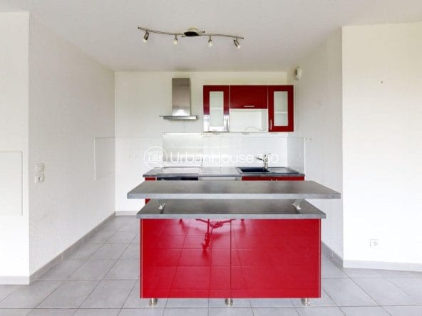 T3-Lumineux-double-terrasse-Gare-St-Martin-du-Touch-Kitchen