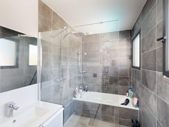 VILLA-STYLE-CALIFORNIEN-LARDENNE-Chambre22m2-Salle-Bain-Baignoire