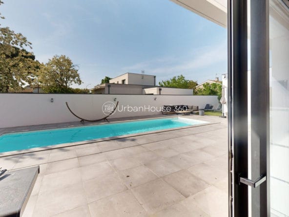 VILLA-STYLE-CALIFORNIEN-LARDENNE-Chambre37m2Suite-vuepiscine