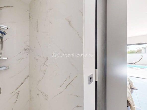 VILLA-STYLE-CALIFORNIEN-LARDENNE-Chambre37m2SuiteRdc-Douche