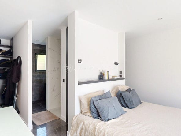 VILLA-STYLE-CALIFORNIEN-LARDENNE-Chambre37m2SuiteRdc-dressing-Lit