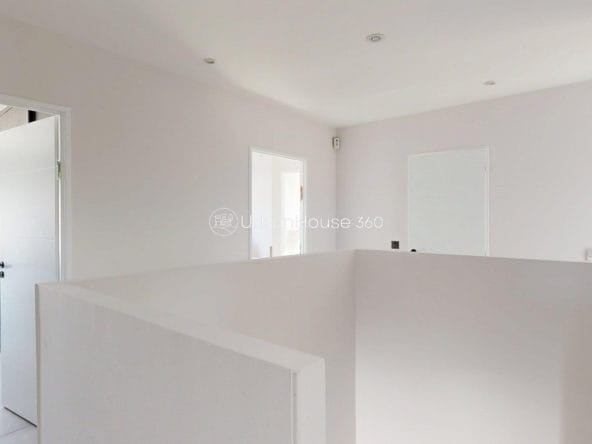 VILLA-STYLE-CALIFORNIEN-LARDENNE-Couloir-Sortie-Etage