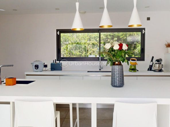 VILLA-STYLE-CALIFORNIEN-LARDENNE-Cuisine-Vue-DepuisJardin