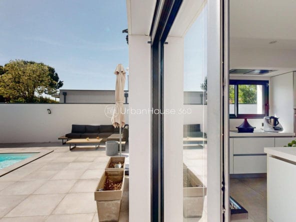 VILLA-STYLE-CALIFORNIEN-LARDENNE-Cuisine-VueExterieure-2