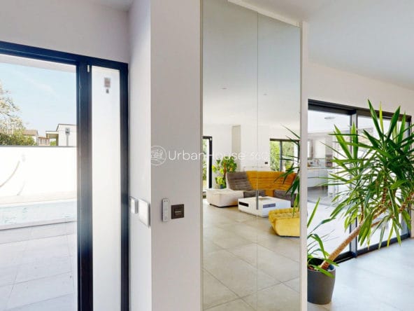 VILLA-STYLE-CALIFORNIEN-LARDENNE-Entree-Couloir-Plante