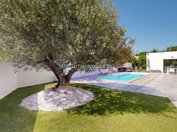 VILLA-STYLE-CALIFORNIEN-LARDENNE-Jardin-Olivier-FacePiscine