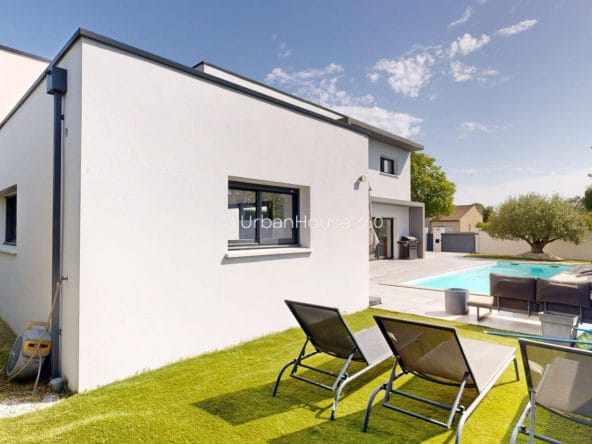 VILLA-STYLE-CALIFORNIEN-LARDENNE-Jardin-Transats-Piscine