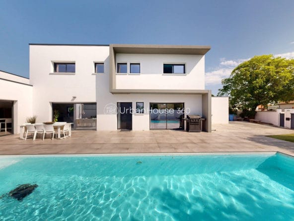 VILLA-STYLE-CALIFORNIEN-LARDENNE-Piscine-Villa-VueFace