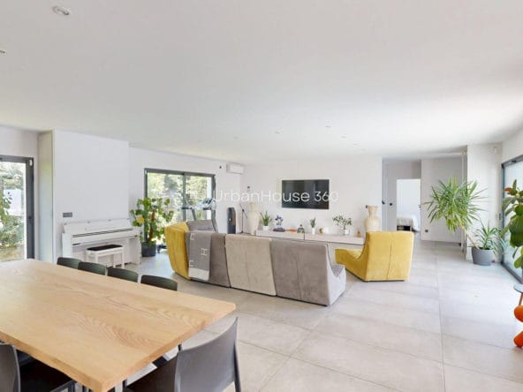 VILLA-STYLE-CALIFORNIEN-LARDENNE-Salle-Manger-Sejourdroit