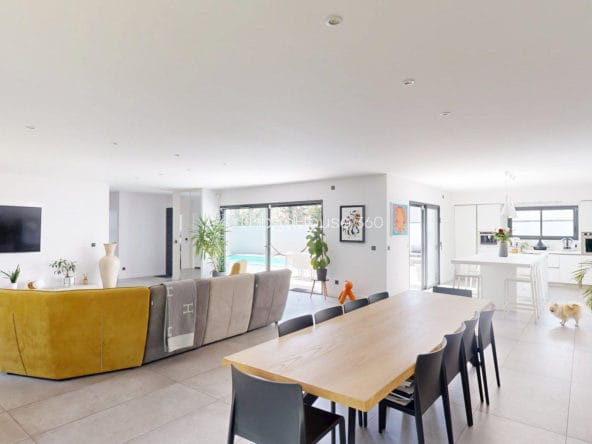 VILLA-STYLE-CALIFORNIEN-LARDENNE-Salle-Manger-chien
