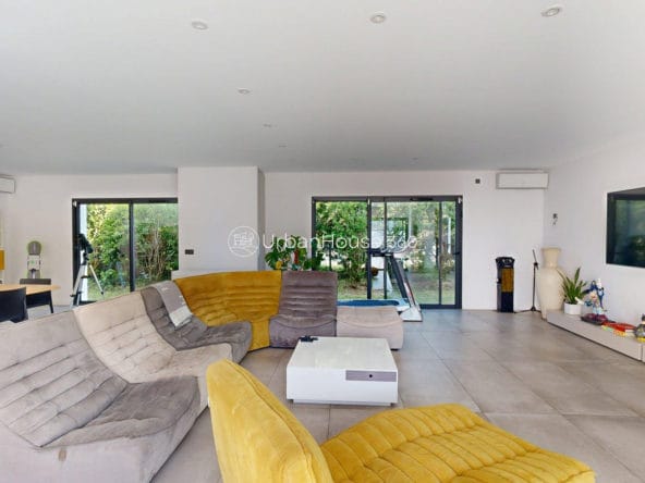 VILLA-STYLE-CALIFORNIEN-LARDENNE-Salon-CanapeJaune-1