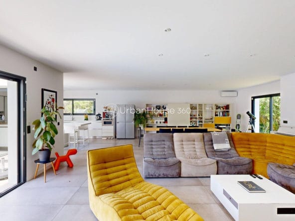 VILLA-STYLE-CALIFORNIEN-LARDENNE-Salon-CanapeJaune-Chauffeuse