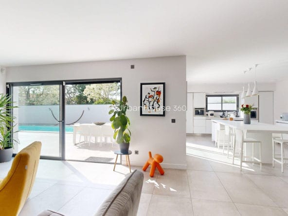 VILLA-STYLE-CALIFORNIEN-LARDENNE-Salon-Cuisine-Vuepiscine