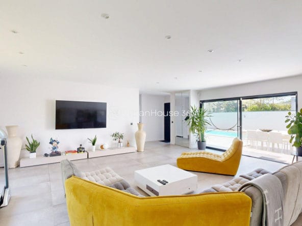 VILLA-STYLE-CALIFORNIEN-LARDENNE-Salon-TV-CanapeJaune