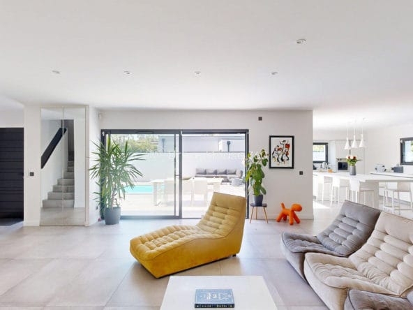 VILLA-STYLE-CALIFORNIEN-LARDENNE-Salon-piscine-Chauffeuse