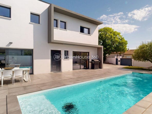 VILLA-STYLE-CALIFORNIEN-LARDENNE-Terrasse-Piscine-TableExt