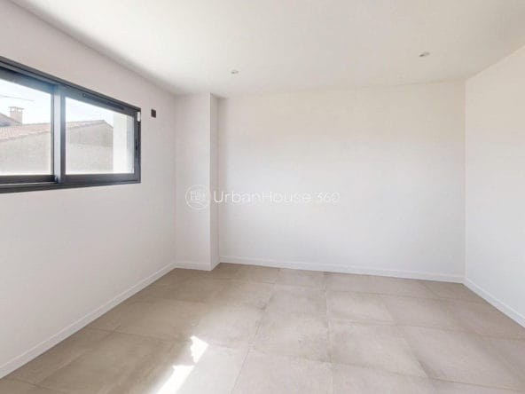 VILLA-STYLE-CALIFORNIEN-LARDENNE-Vide-Bureau-fenmur