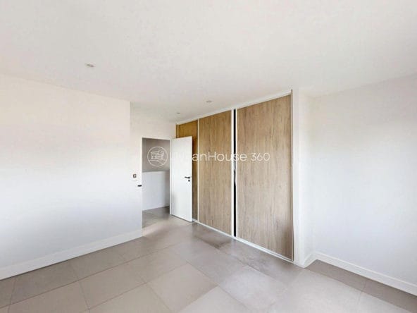 VILLA-STYLE-CALIFORNIEN-LARDENNE-Vide-Chambre20m2-cosy-Placard