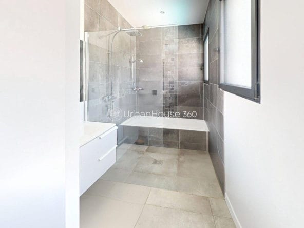 VILLA-STYLE-CALIFORNIEN-LARDENNE-Vide-Chambre22m2-sdbentree