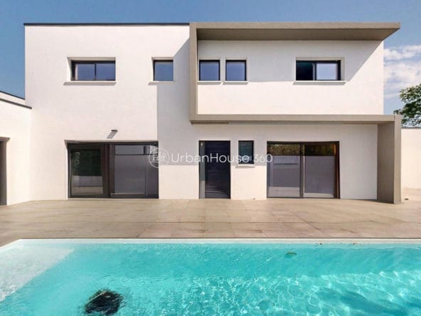 VILLA-STYLE-CALIFORNIEN-LARDENNE-Vide-Facade-Face-Entree