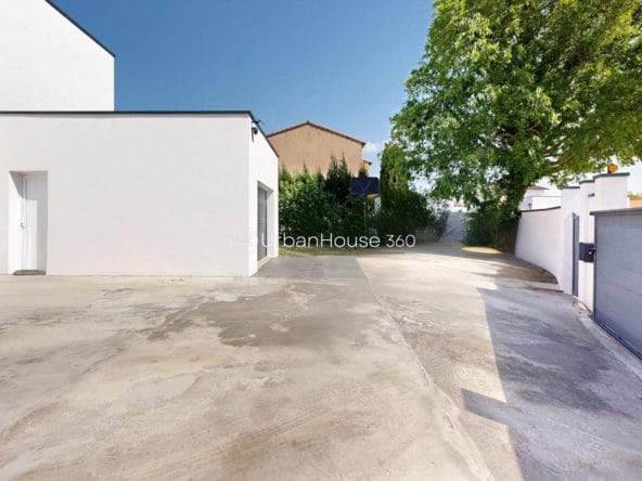 VILLA-STYLE-CALIFORNIEN-LARDENNE-Vide-Garage-portailEntree