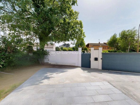 VILLA-STYLE-CALIFORNIEN-LARDENNE-Vide-Portail-Entree-Vehicules