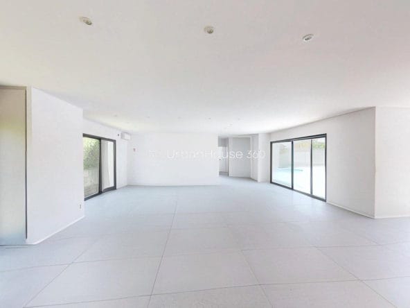 VILLA-STYLE-CALIFORNIEN-LARDENNE-Vide-Salon-VueEnsemble