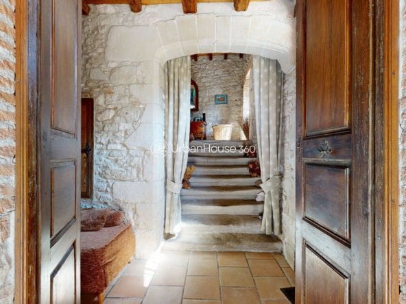 Domaine-entreeescalier2